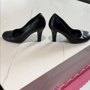 GUCCI Classic Black Leather Pump with Low Heel